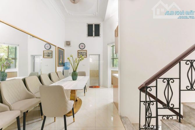 Cho thuê nhà biệt thự yên hoà,cầu giấy,đất 200m xd 60m * 4 tầng,mặt tiền 14m giá 40tr
