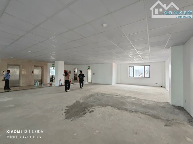 Cho thuê toà nhà 7 tầng có tầng hầm để xe mặt đường Lê Hồng Phong. Mặt tiền 17m rộng 425m2