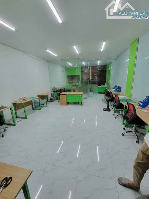 Cho thuê nhà biệt thự phô Trần Bình. DT 120m, xây dựng 85m, 4 tầng, lô góc, nhà mới. 42 tr