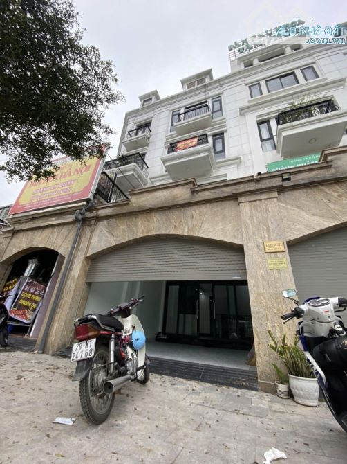 Cho thuê nhà đường Mai Dịch, Cầu Giấy, HN. DT 160m2, 6 tầng, MT 9m. Có thang máy. Giá 60tr