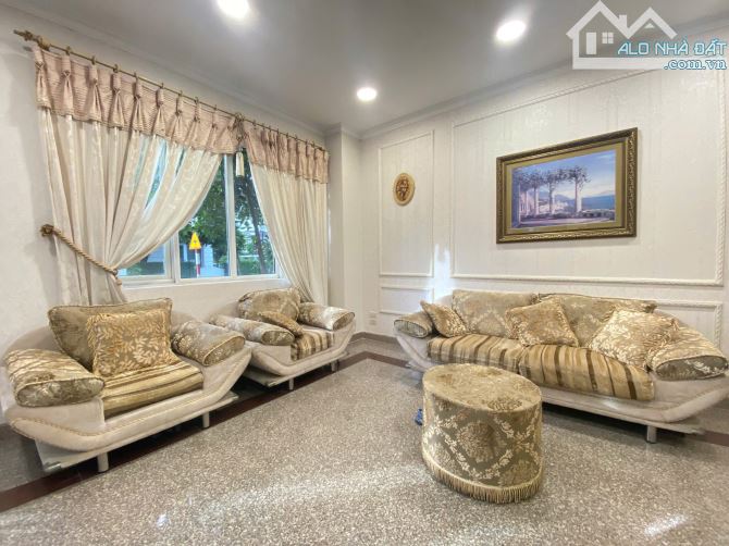 Cho thuê biệt thự Garden Home Thủ Đưc 4PN Full nội thất giá 32tr.