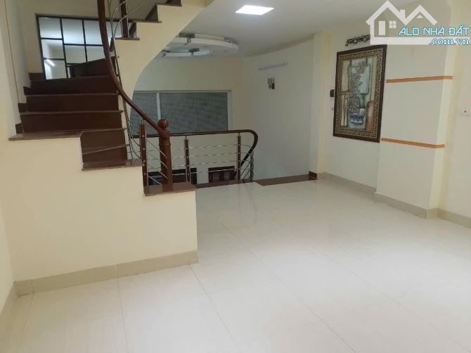 Cho thuê nhà Hai Ba Trưng 50m2 3 ngủ