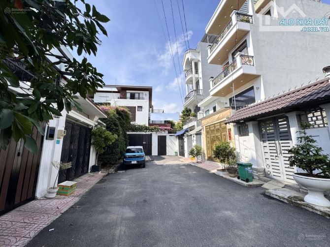 Cho thuê nhà nguyên căn mới xây ngay sát bên Gigamall Phạm Văn Đồng,Sân xe hơi, trệt 2 lầu