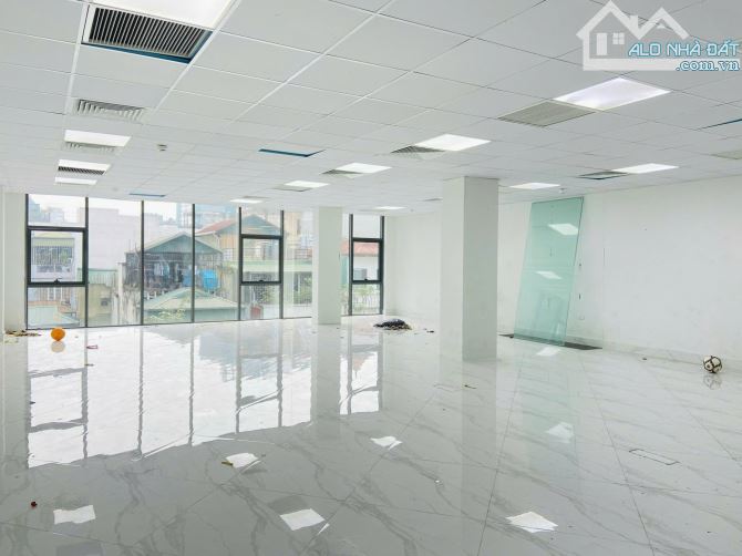 Cho thuê văn phòng Đội Cấn 150m² mới đẹp vuông đét 25tr hầm để 10 oto