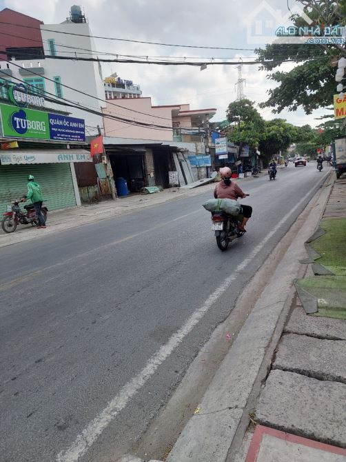 Cho thuê nhà mặt tiền Tô Ngọc Vân quận 12. Gồm 2PN, 1WC, sân và vỉa hè rộng.