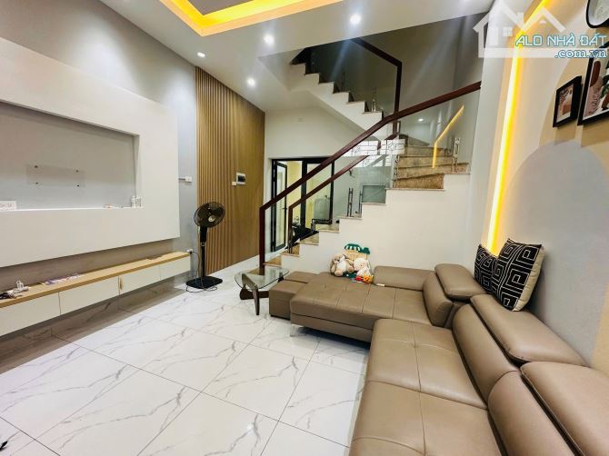 Cho thuê nhà nguyên căn 4 tầng full đồ, Đức Giang - 45m², 4 phòng, ô tô đỗ cửa - 12 triệu/