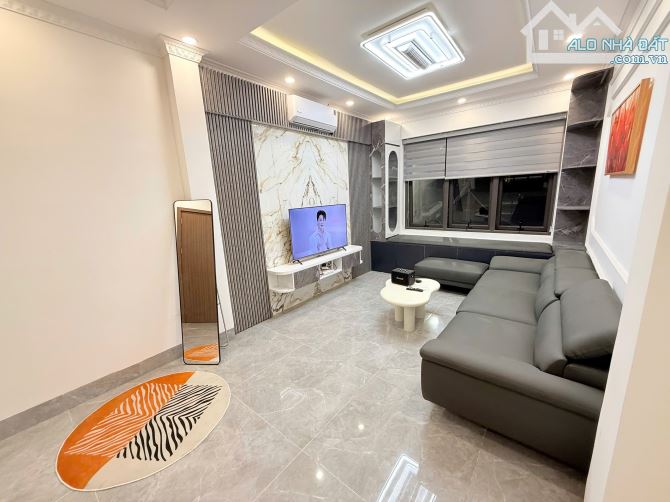 Cho thuê nhà nguyên căn 6 tầng thang máy, Nguyễn Văn Linh - 40m², 3 ngủ, full nội thất - 1