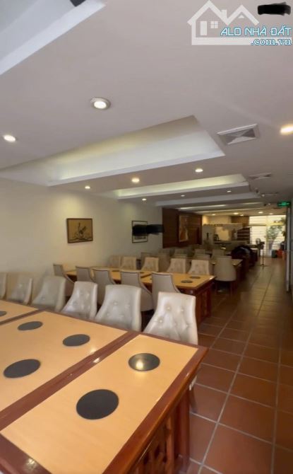 Cho thuê nhà mặt phố Đường Láng, DT 150m2x4 tầng, MT 8m, Giá 120tr