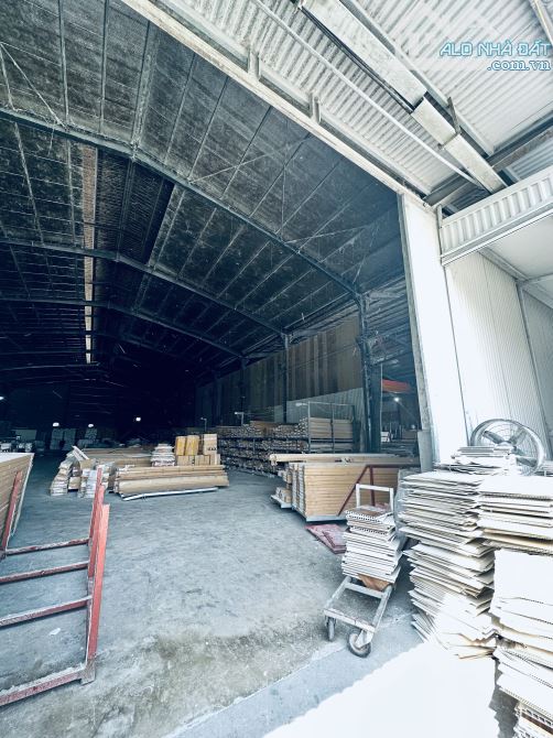 Cho thuê kho 2000m2( có ngăn 1/2)có PCCC gần cầu Thạch Bích