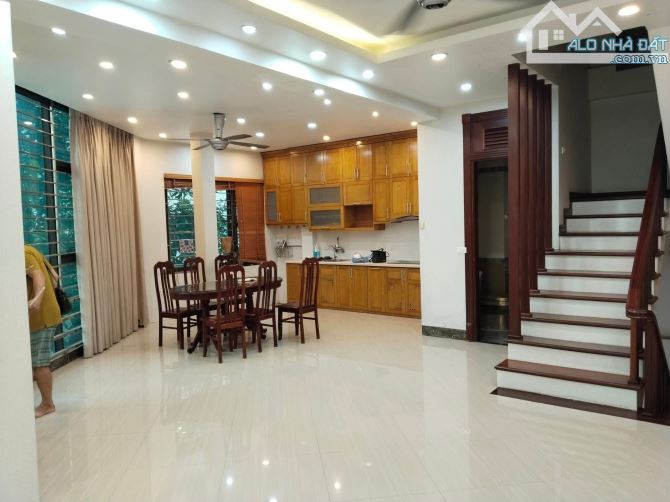 Cho thuê Liền kề Vạn Phúc 5 tầng. Nhà mới đẹp. Lô góc mặt tiền rộng.