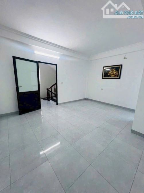 CHO THUÊ NHÀ PHỐ TRẠM LONG BIÊN 10 TRIỆU 36 M 5 TẦNG Ô TÔ KD ONLINE GẦN AEON