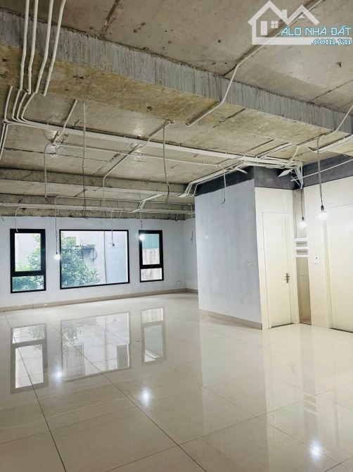 Cho thuê sàn văn phòng tầng 2 mặt phố Ngô Gia Tự - 185m², MT 7.5m, thang máy - 22 triệu/th