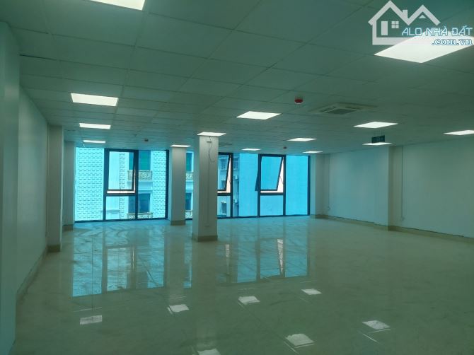 Cho thuê văn phòng phố Nguyễn Khang Cầu Giấy diện tích 300m2 chỉ từ 20 Triệu