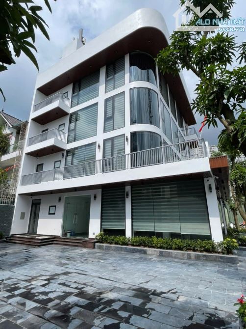 CHO THUÊ CĂN BIỆT THỰ GÓC VIP NHẤT LINH ĐÀM. DIỆN TÍCH 327.5M2, 05 TẦNG, MT 25M.