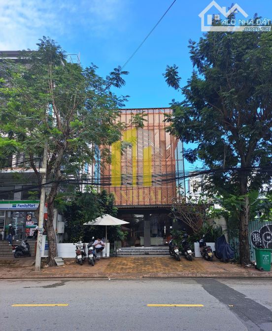 TÒA NHÀ VĂN PHÒNG MẶT TIỀN NGUYỄN VĂN HƯỞNG – SÀN TRỐNG SUỐT 470M2