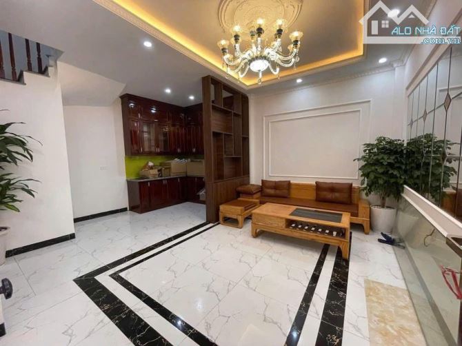 CHO THUÊ NHÀ THẠCH BÀN LONG BIÊN 9 TRIỆU 38m 5 TẦNG ĐẦY ĐỦ NỘI THẤT