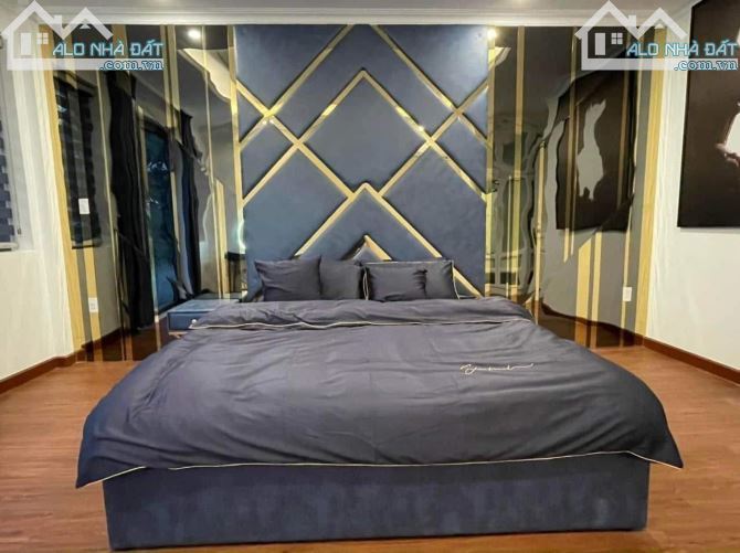 🏡 Biệt thự 3 tầng 200m² gần biển, 2PN, sân vườn, giếng trời thoáng mát