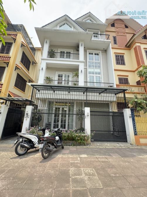 Cho thuê biệt thự 120m 4T, 3 thoáng, ô tô tránh, khu phân lô phường Phúc Lợi,