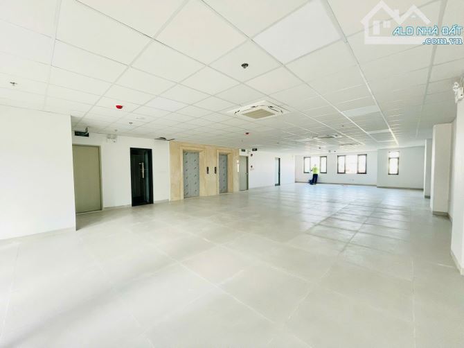 Cho thuê sàn văn phòng 180m2 tại Hoàng Cầu