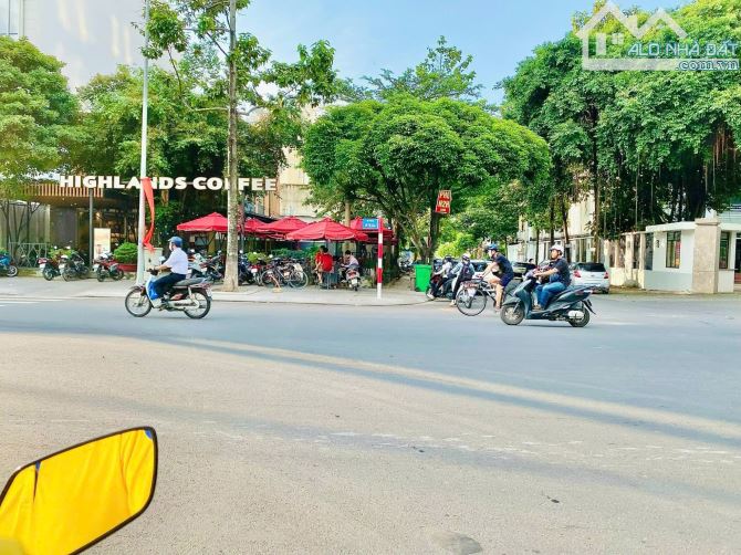 Cho thuê 2 lô góc 3 mặt tiền 900m2 vị trí VIP khu D2D Thống Nhất. 36x50 . Giá thuê 150tr/t