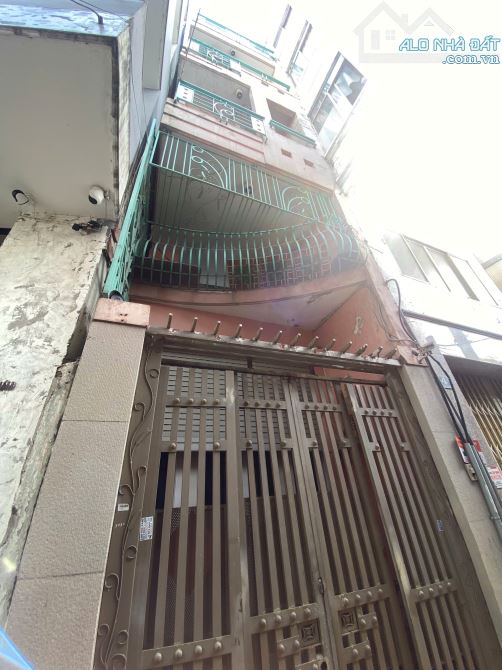 Cho thuê nhà MT thụt Số 4 Đề Thám, Q1 DT: 3.1x14m 1 trệt 1 lửng 2 lầu ST Có 5pn - 3WC.