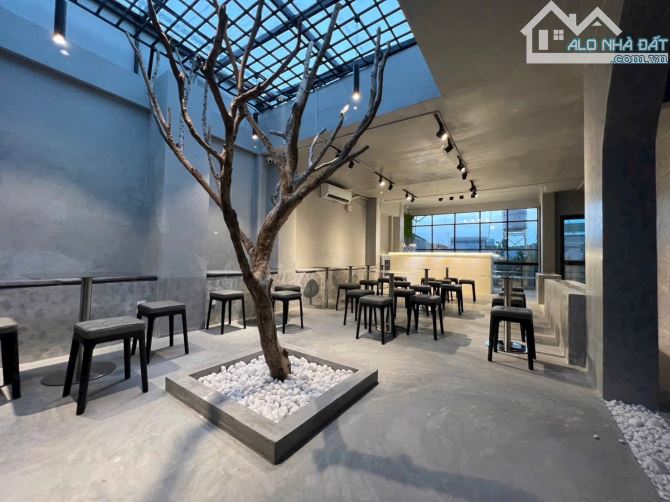 Cho thuê mặt sàn tầng 4 rộng 170m2 tại Phú Nhuận