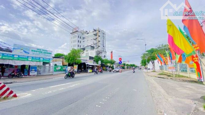 Cho thuê nhà 250 m2 mặt tiền đường Phạm Hùng 13 triệu