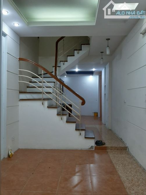 Nhà tại Ngọc Khánh 40m2x4T gồm 4 ngủ đủ điều hòa nóng lạnh phù hợp ở gia đình, nhóm 16tr