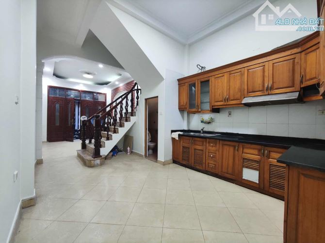 Cho thuê nhà ngõ 112 Ngọc Khánh, diện tích 46m x 4 tầng, mặt tiền 4m, giá 15 triệu