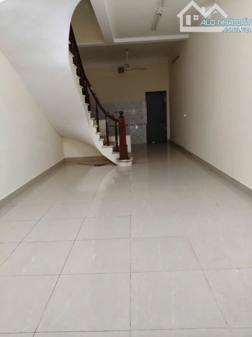 Cho thuê nhà nguyên căn 4 tầng full đồ, Sài Đồng - 60m², 4 ngủ, ô tô tránh/đỗ - 12 triệu/t