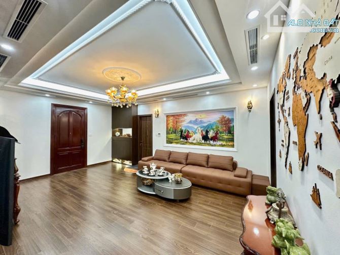 Nổi bật, cho thuê căn hộ 17T mặt đường Hoàng Đạo Thúy. 153m2. 3PN đồ cơ bản giá 14tr/th