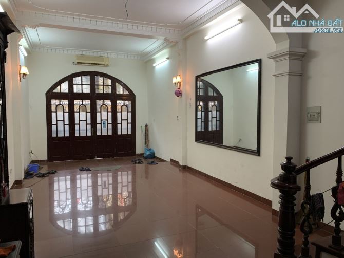 Cho thuê nhà Đội Cấn – Ba Đình DT 110m x 5 tầng, ôtô, kinh doanh giá thuê 27tr/th