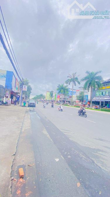 Cho thuê 345 m2 nhà và sân rộng mặt tiền đường 3/2