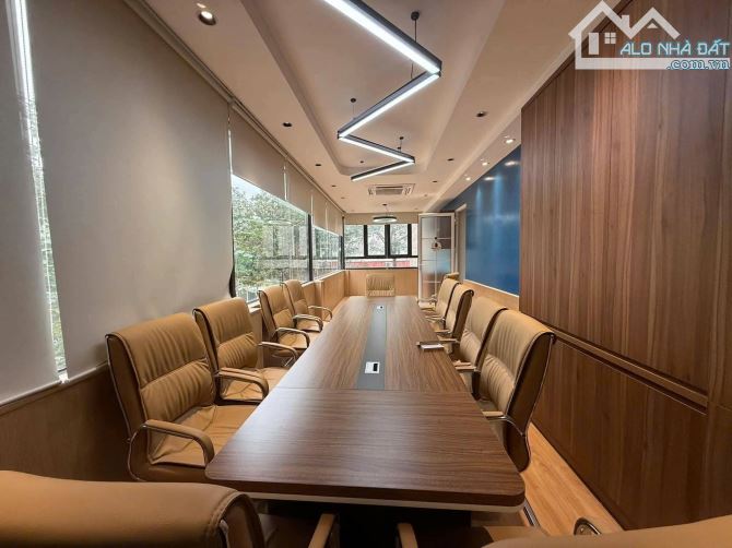 Cho thuê gấp biệt thự bán đảo Linh Đàm 135m2 x 3 tầng, thang máy điều hòa âm trần