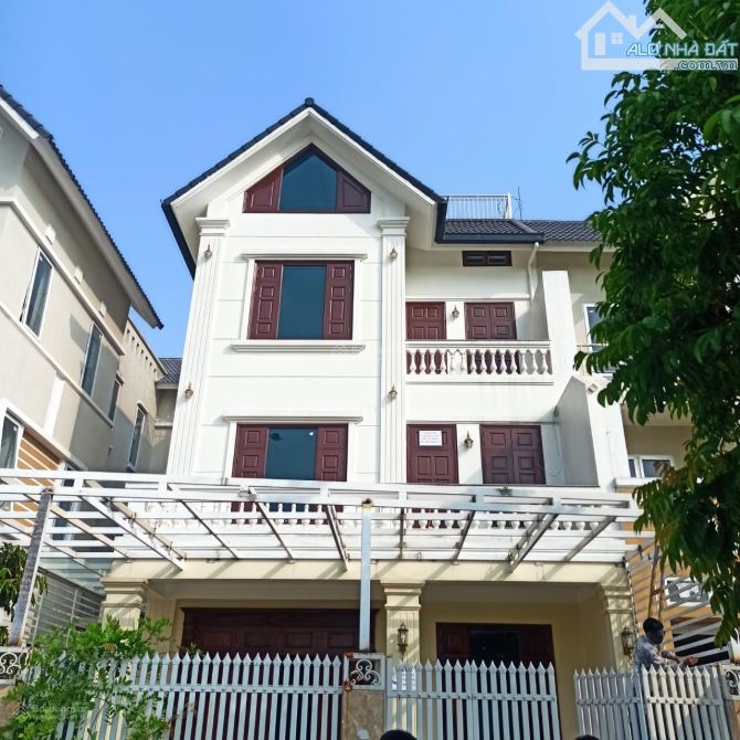 Cho thuê biệt thự KĐT Mỹ Đình. DT 200m2, 4 tầng, MT 10m. Phù hợp các mô hình
