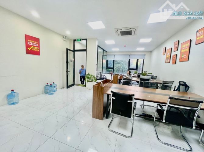 CHO THUÊ VĂN PHÒNG TẠI PHỐ HOÀNG QUỐC VIỆT 80M2 GIÁ CHỈ 10 TR/ THÁNG.
