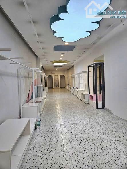 Cho thuê nhà mặt phố Đường Cầu Giấy, DT 80m2x4 tầng, MT 4.5m, Giá 70tr