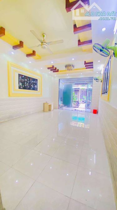 Cho thuê nhà 3 phòng ngủ khu Long Thịnh có 3 máy lạnh 7,5 triệu