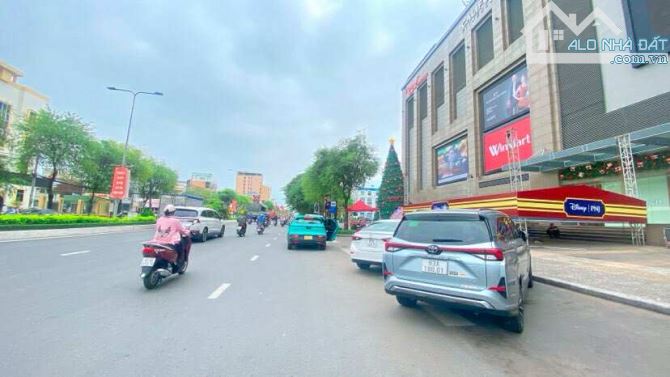 Cho thuê nhà 3 tầng mặt tiền 30/4 có sân rộng 25 triệu