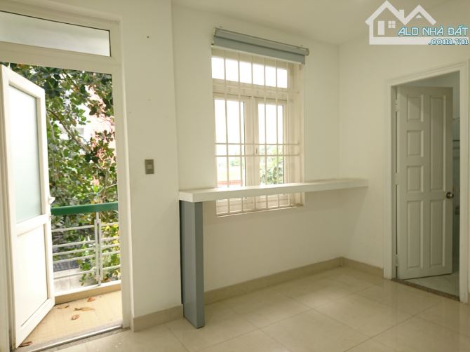 Văn phòng lầu 1, có hầm để xe chung, phòng có toilet riêng biệt giá 5tr5