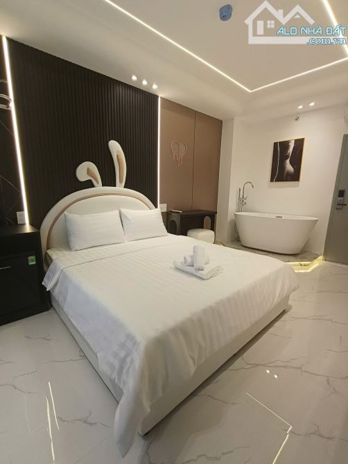Cho Thuê Khách Sạn Góc 2MT - 1Hầm 6Lầu - Mới 100% Full Nội Thất