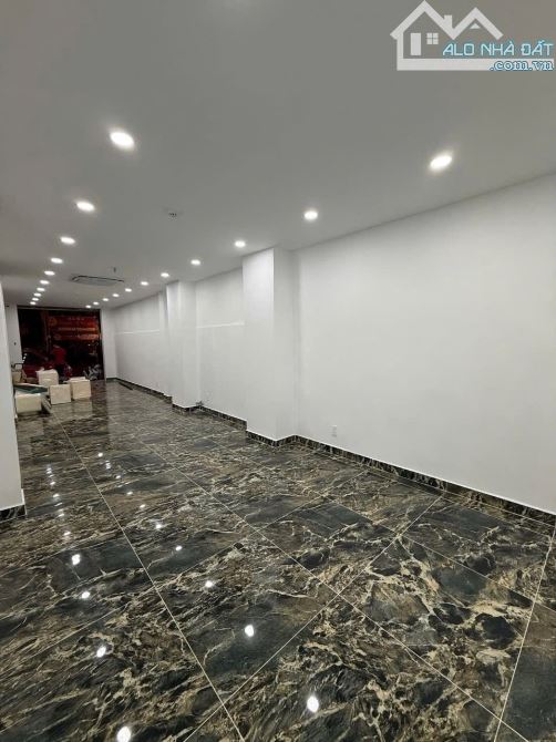 Mặt bằng mặt tiền đường Trần Quang Khải ngay chợ Tân Định cần cho thuê