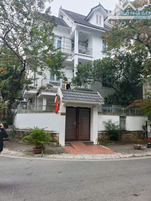Cho thuê biệt thự Mỹ Đình. DT 150m2, 4 tầng, Lô Góc. kinh doanh. Đỗ được nhiều ô