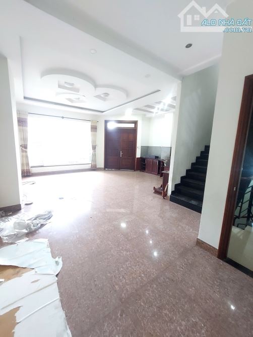 Cho thuê mặt bằng ngay CMt8 Quận 3 cần cho thuê DT 120m2
