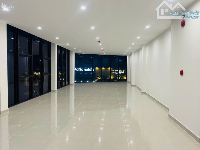 Toà nhà văn phòng đường Nguyễn Văn Linh, với nhận diện thương hiệu cao