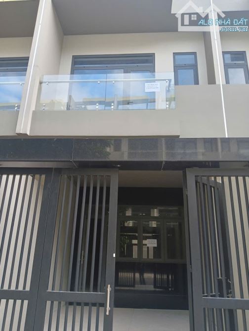 Cho thuê Nhà phố thương mại 4T, 267m2 sàn, Bcons UNI Valley,Bình Dương giá 15 triệu