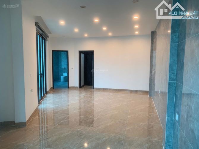 Cho thuê nhà ở Vân Canh 65m2, 5 tầng, thông sàn, mới thang máy, oto đỗ cửa.