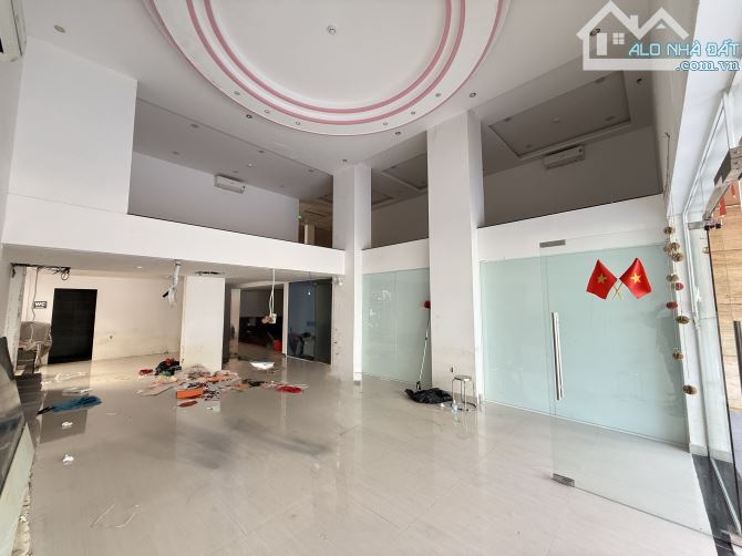 🔥🔥🔥🔥🔥Cho thuê mặt bằng 2 tầng 340m2 mặt tiền LÊ LỢI giá tốt