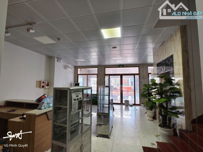 Cho thuê toà nhà mặt đường Hai Bà Trưng - Diện tích : 220m2 - Mặt tiền : 9.5m - Nhà 7 tâng