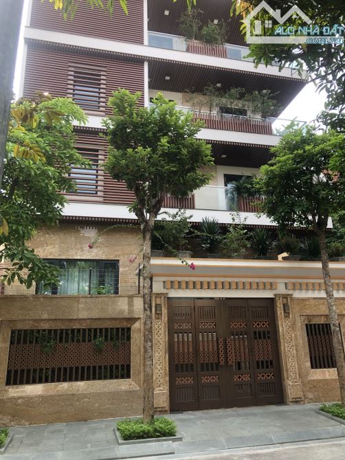 Cho thuê biệt thự Vinhome Greenbay Lương Thế Vinh.DT:160M*4 tầng + 1 Hầm. MT: 10M.FULL ĐỒ